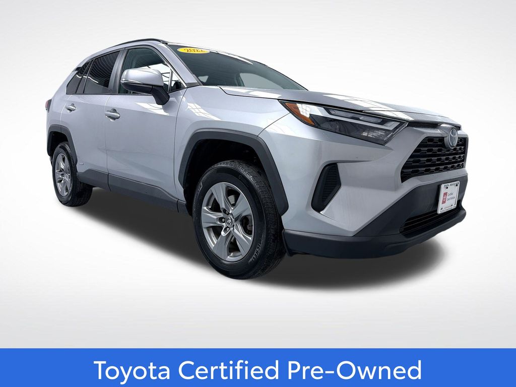 2022 Toyota RAV4 XLE's photo