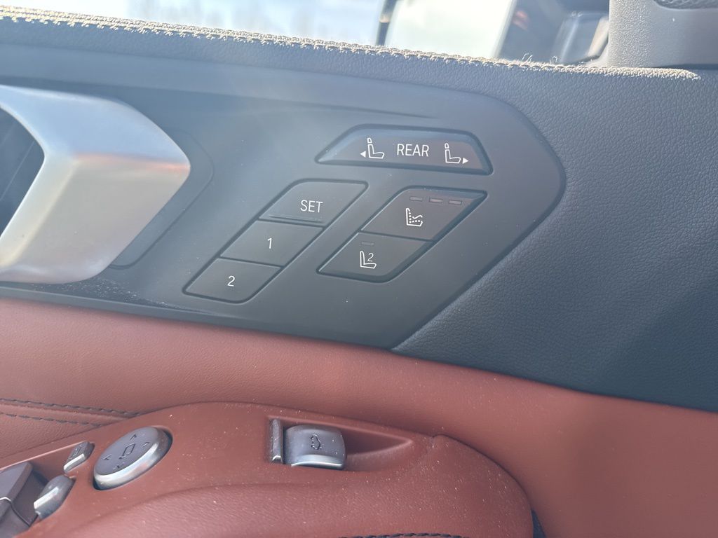 Used 2022 Black BMW xDrive40i image 8