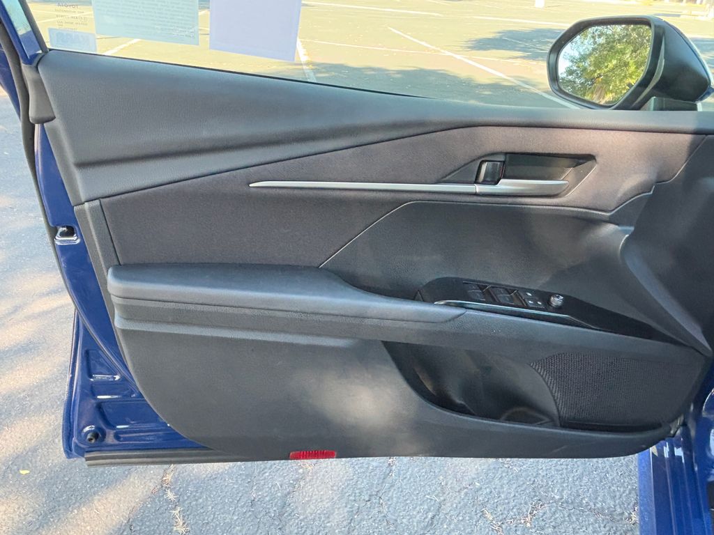 2025 Toyota Camry LE 28