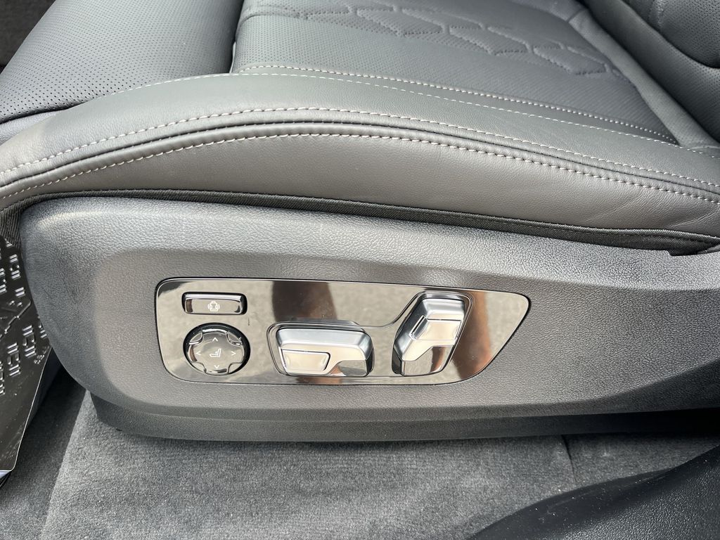 Thumbnail: 2026 BMW X7 - 12