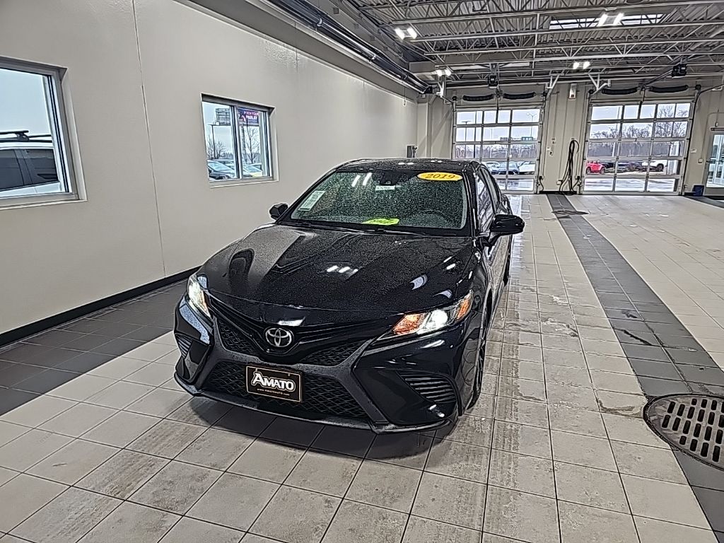 2019 Toyota Camry SE FWD
