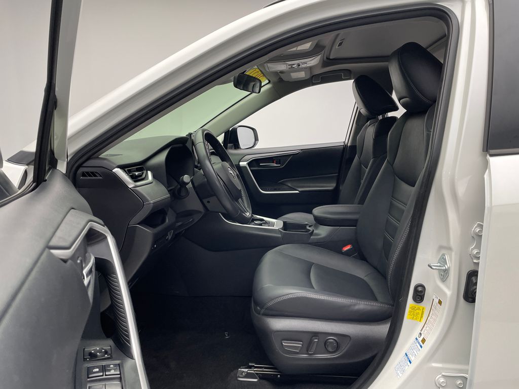 2021 Toyota RAV4 XLE Premium 12