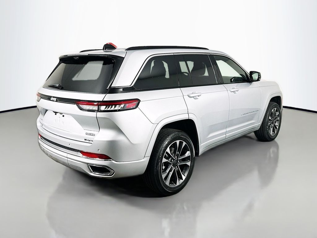 New 2025 Silver Jeep Overland image 7