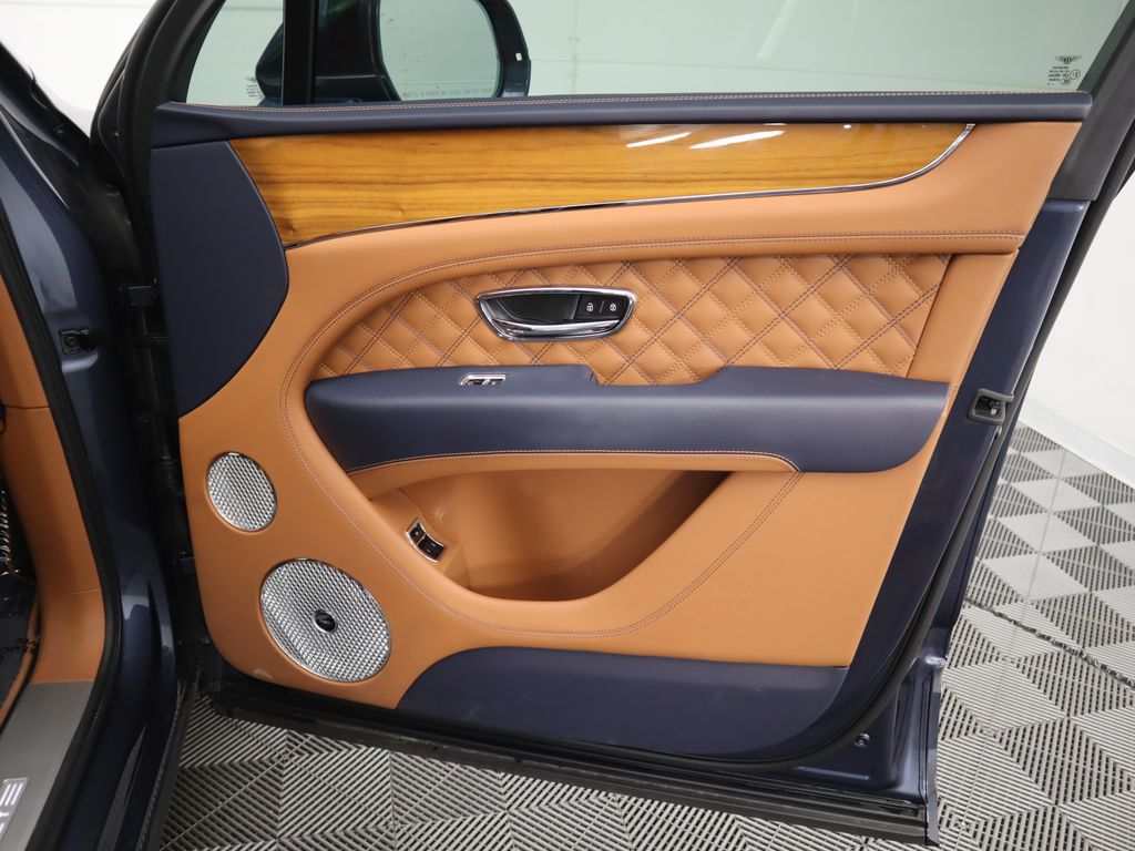 2021 Bentley Bentayga  26