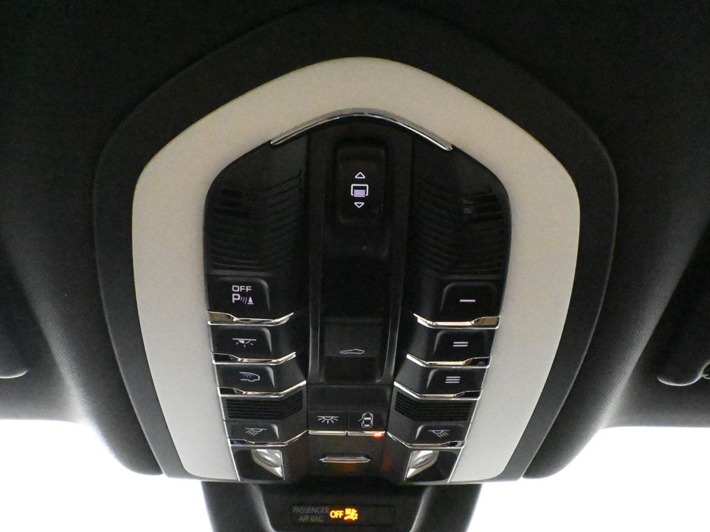 Thumbnail: 2025 Porsche Macan - 23