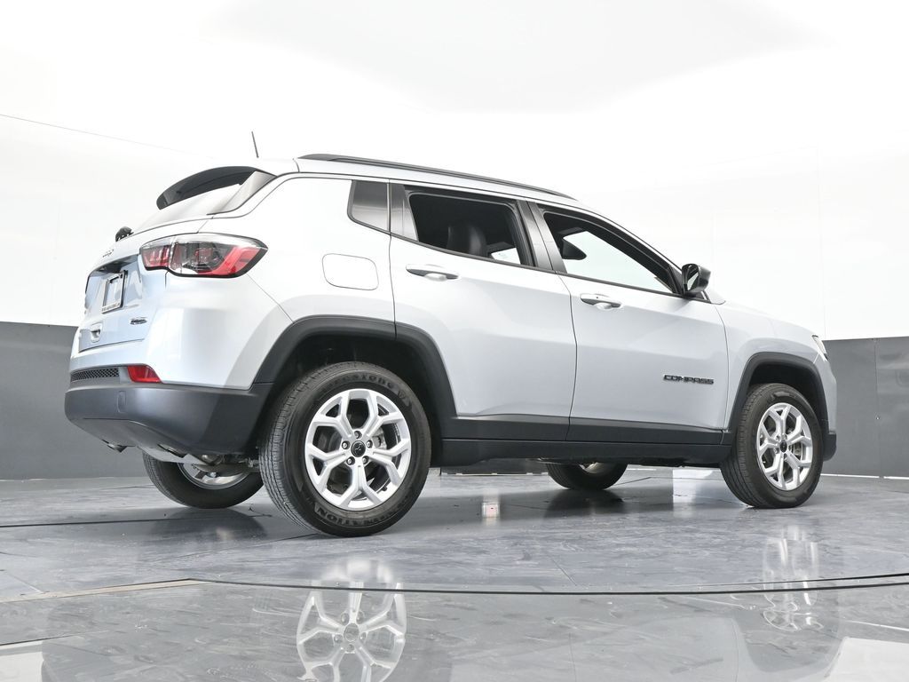 Used 2025 Silver Zynith Metallic Clearcoat Jeep Latitude image 30