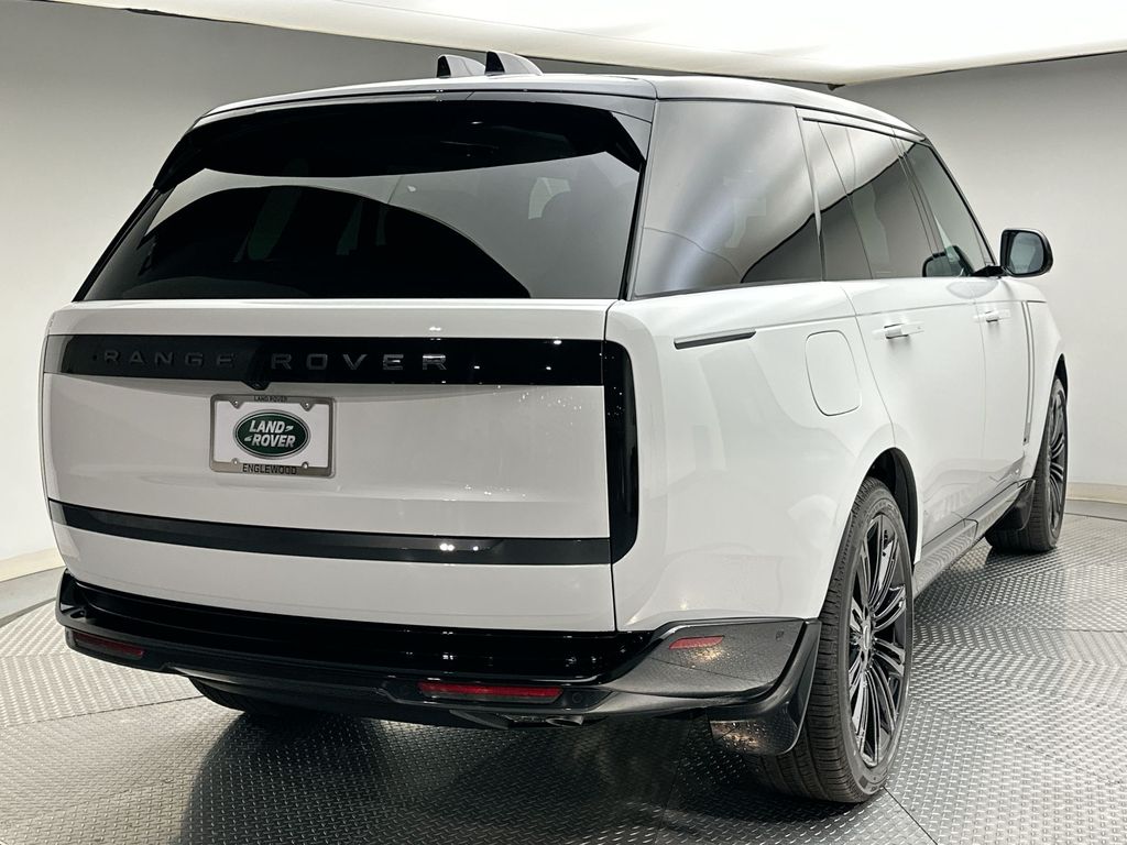 2025 Land Rover Range Rover SE 2