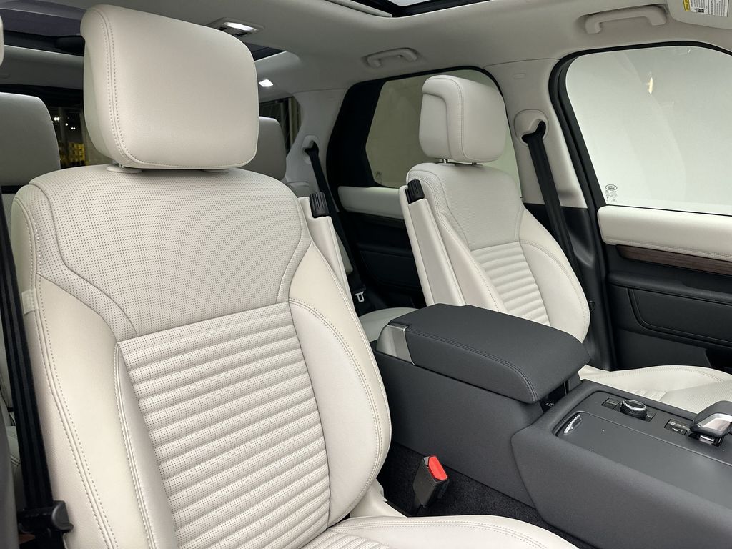 2024 Land Rover Discovery S 11