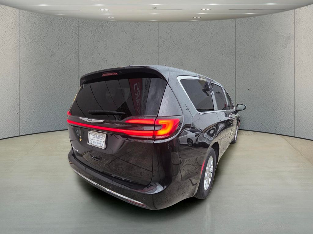 Used 2024 Chrysler Pacifica Van