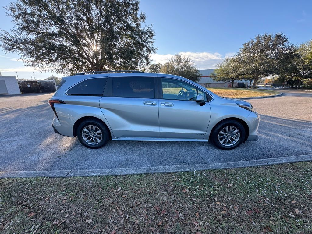 2021 Toyota Sienna XLE 6