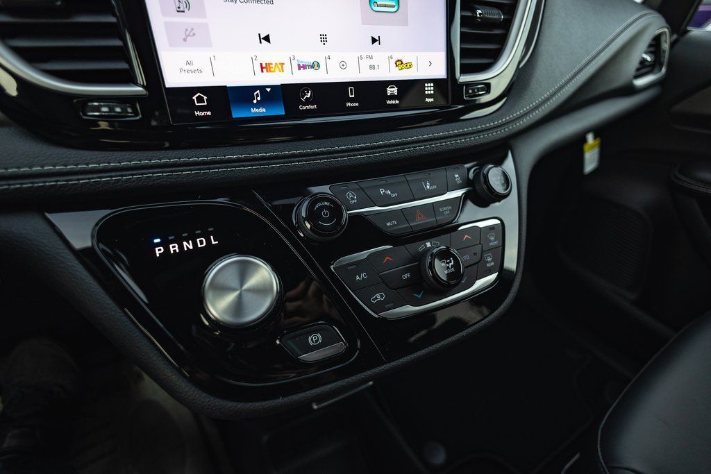 2026 Chrysler Pacifica Select thumbnail 13