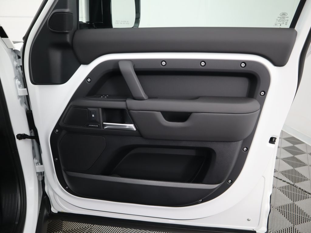 2025 Land Rover Defender 130 27
