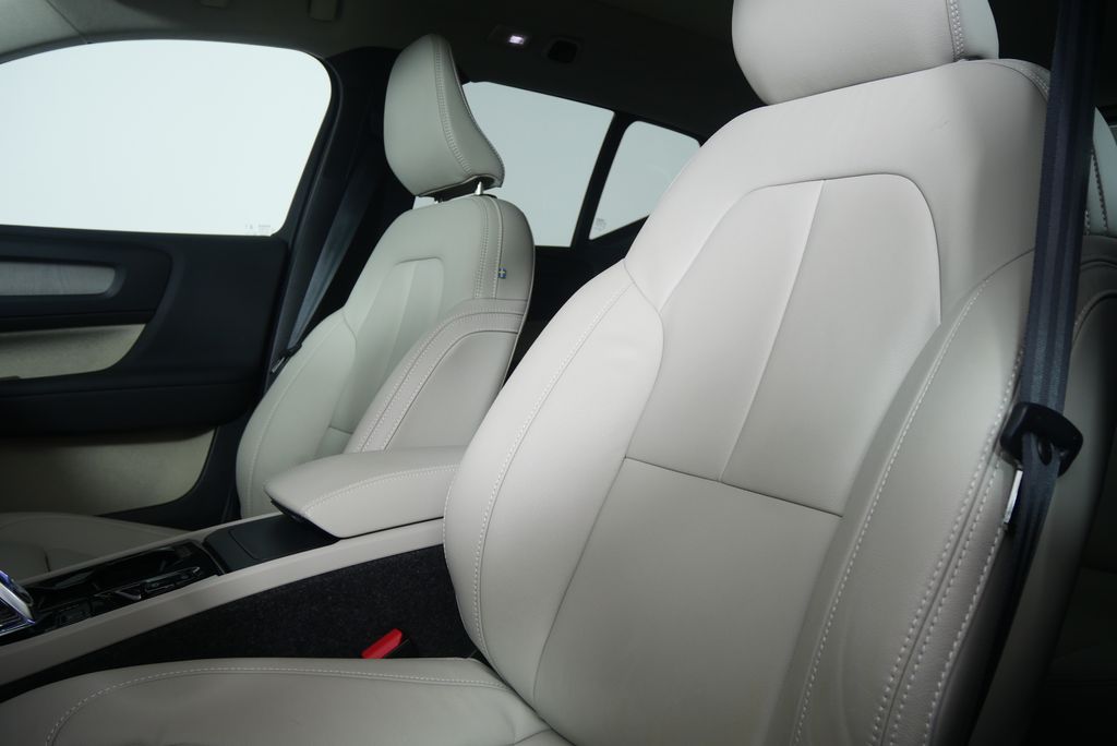 Thumbnail: 2025 Volvo XC40 - 10