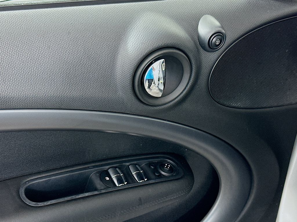 Thumbnail: 2013 MINI Cooper Countryman - 16