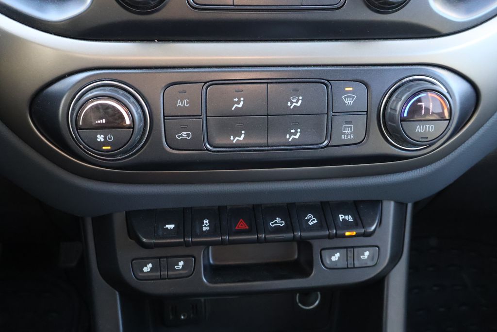 Thumbnail: 2021 Chevrolet Colorado - 24