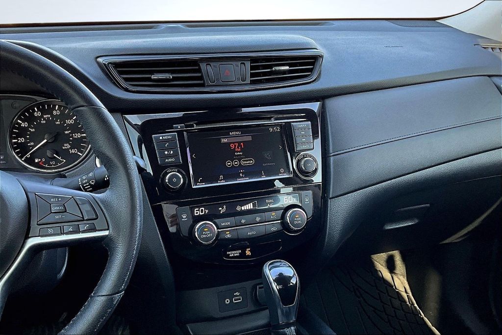 2019 Nissan Rogue SV - 5