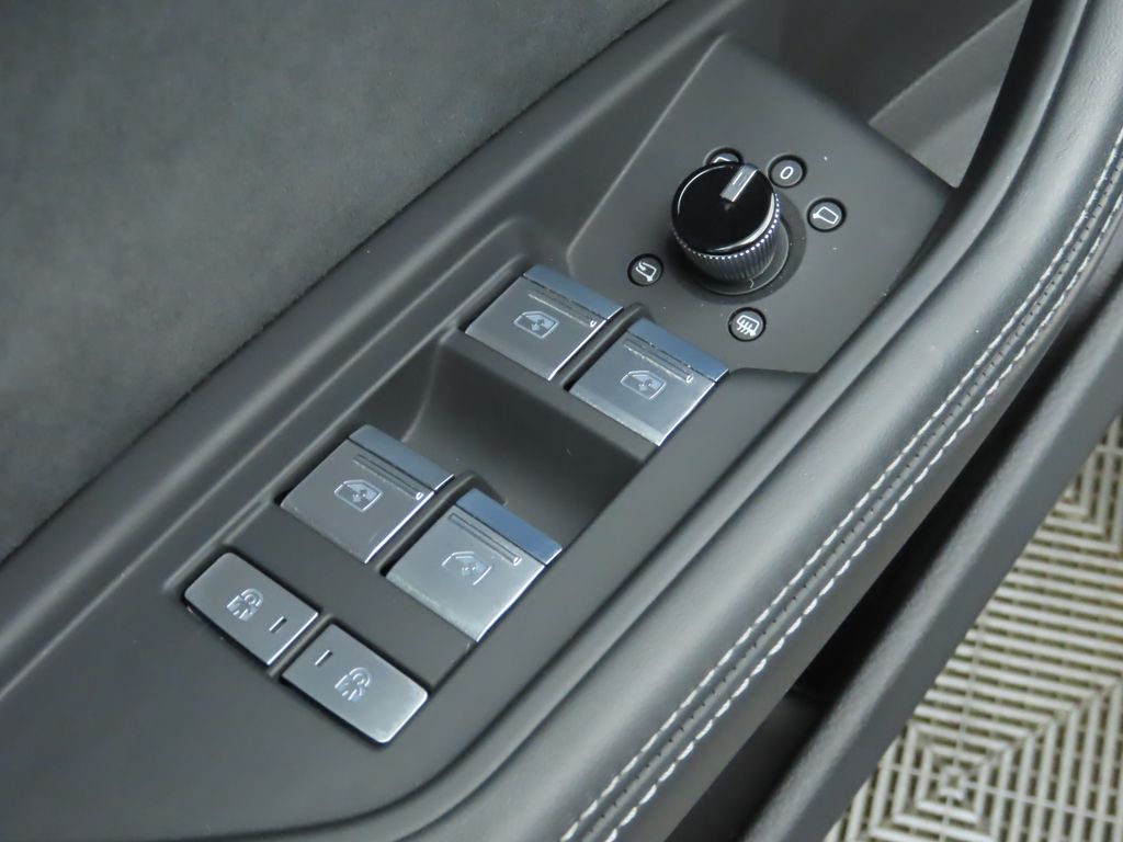 2022 Audi e-tron S Prestige 24