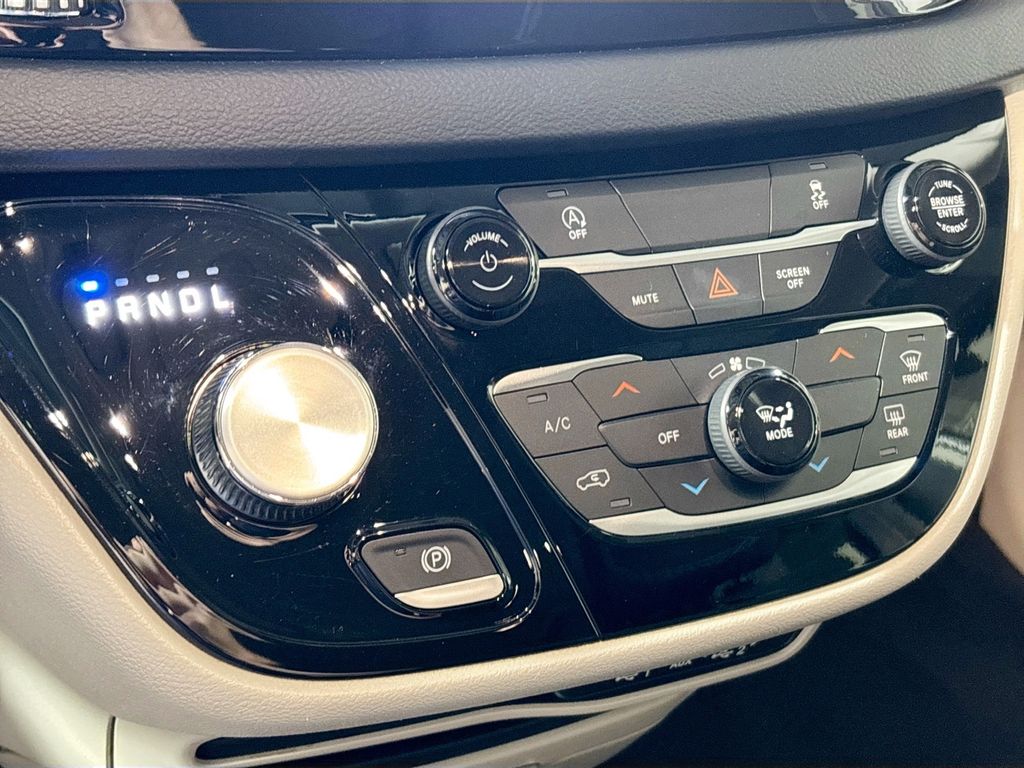 2022 Chrysler Voyager LX
