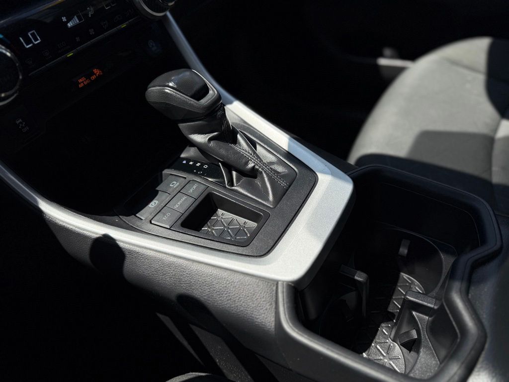 2024 Toyota RAV4 XLE - Photo 12