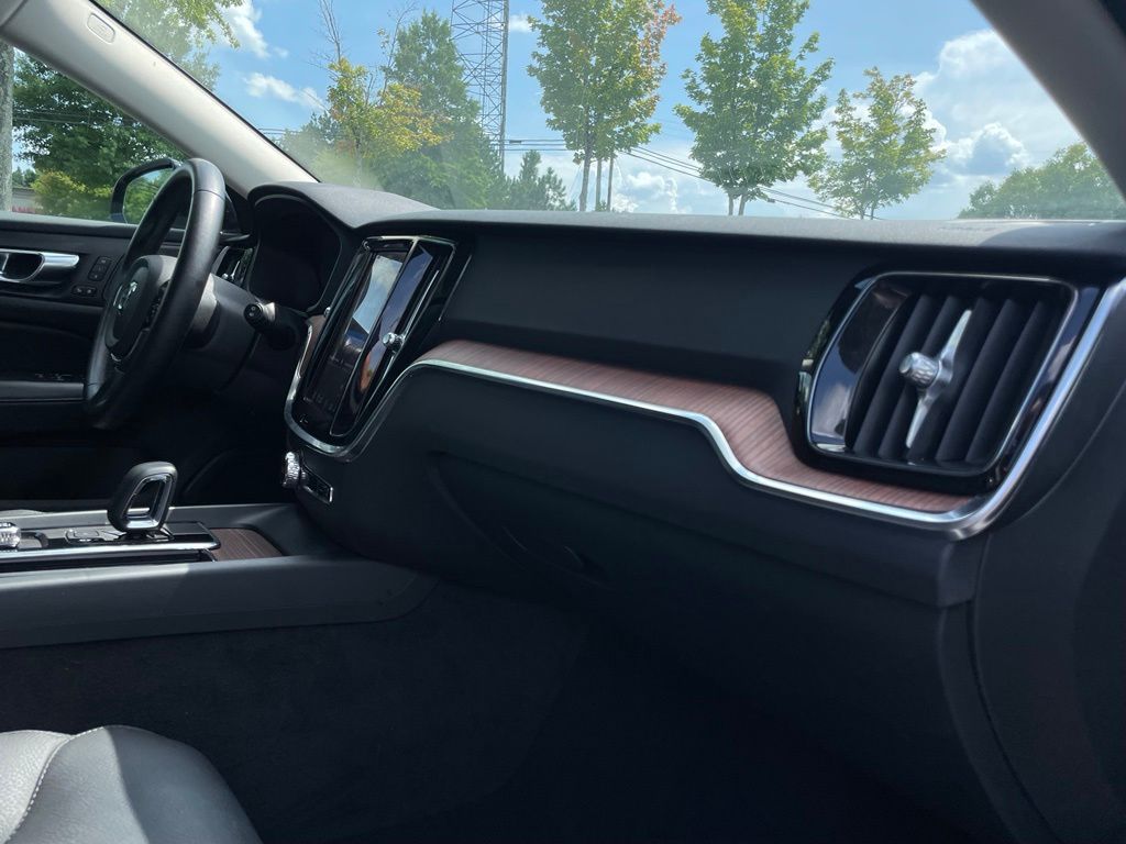 Thumbnail: 2025 Volvo S60 - 32