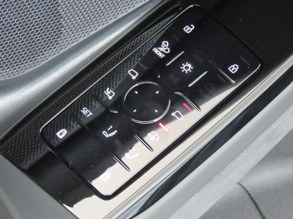 Thumbnail: 2025 Audi e-tron S - 24