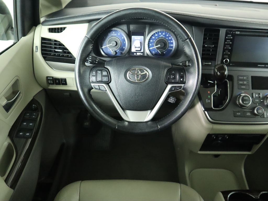 2020 Toyota Sienna XLE 10