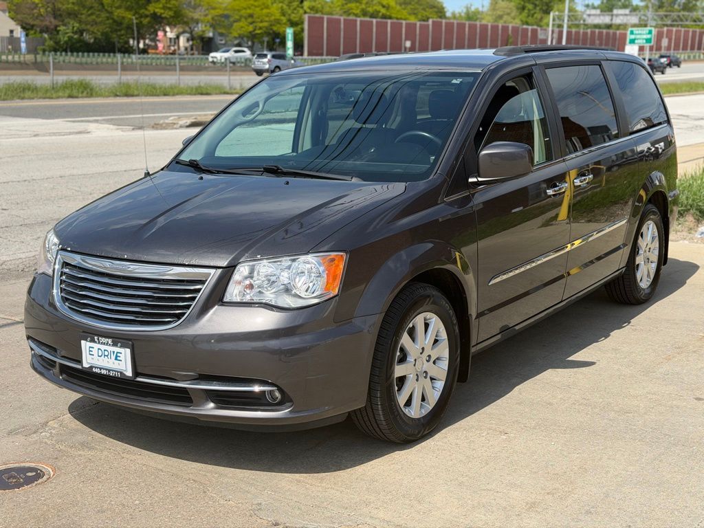 2016 Chrysler Town & Country Touring's photo
