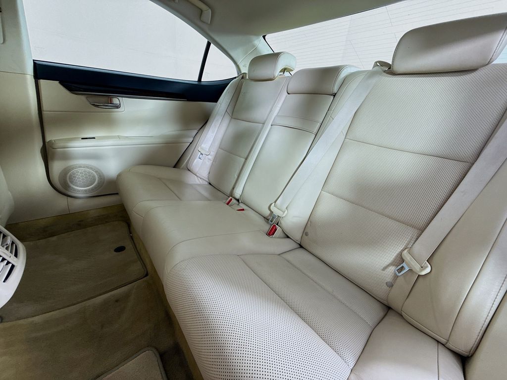 Thumbnail: 2014 Lexus ES - 25