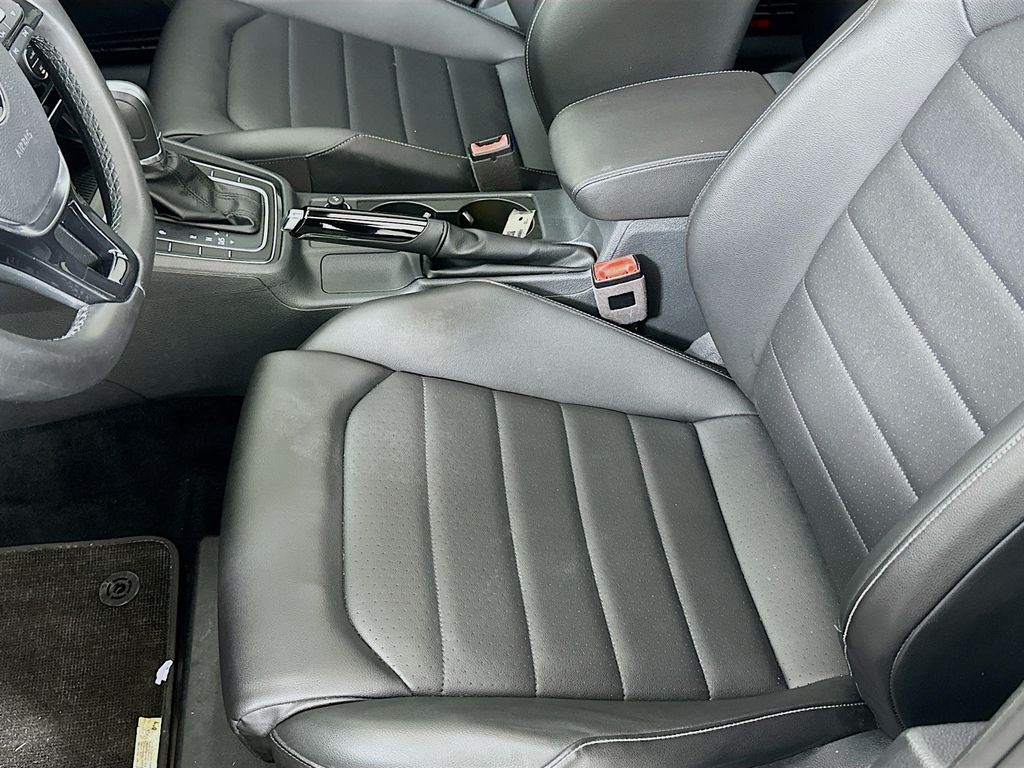 Thumbnail: 2018 Volkswagen e-Golf - 20