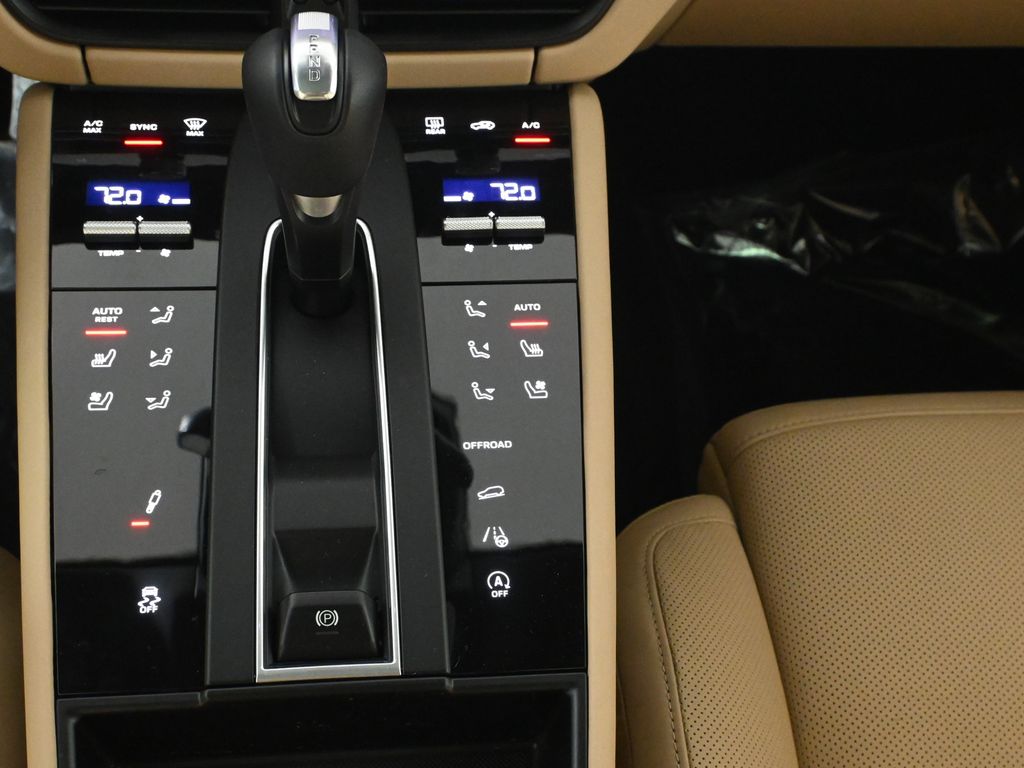 Thumbnail: 2025 Porsche Macan - 25