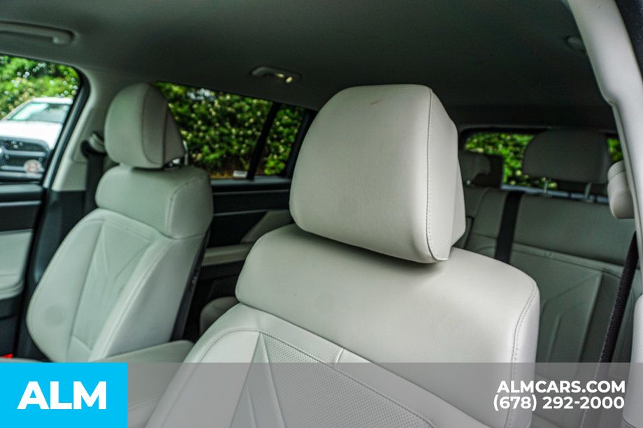 Used 2025 White Hyundai SEL image 18