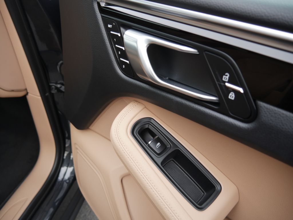 Thumbnail: 2023 Porsche Macan - 27