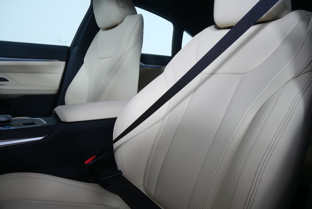 Thumbnail: 2026 BMW i4 - 10