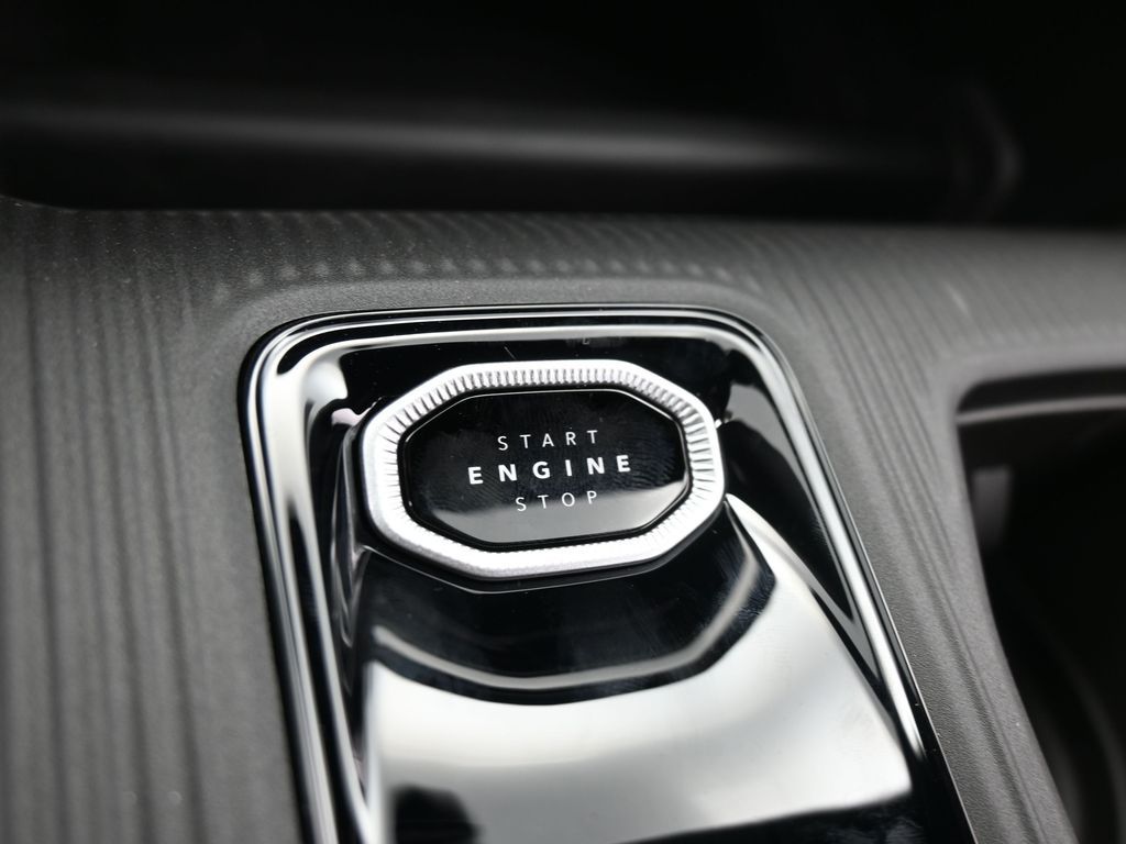 New 2026 Diamond Black Crystal Pearlcoat Jeep Laredo image 17