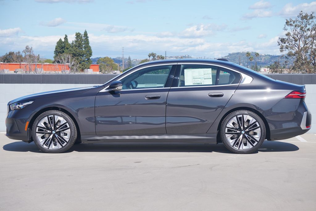 Thumbnail: 2026 BMW i5 - 4