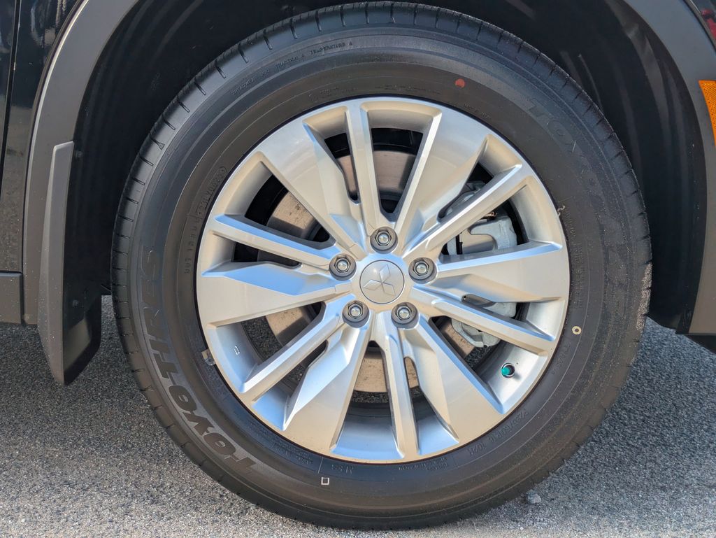 2025 Mitsubishi Outlander Plug-in Hybrid SE - Photo 11