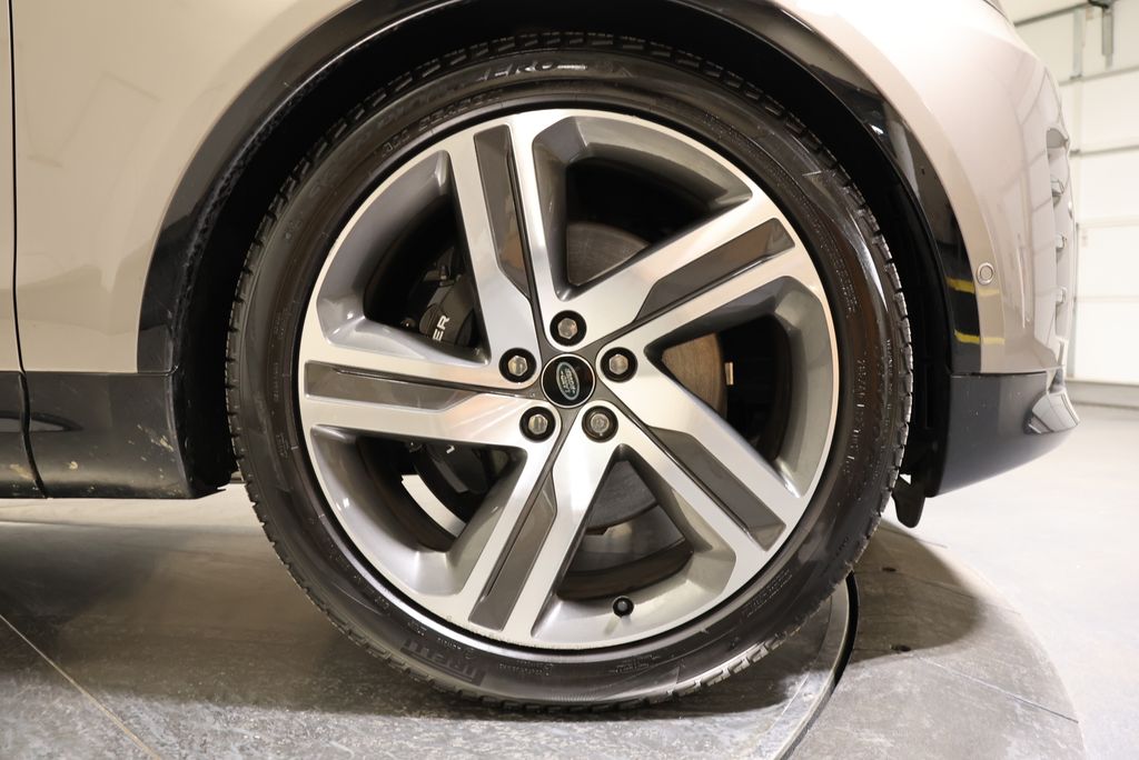 Thumbnail: 2023 Land Rover Discovery - 12