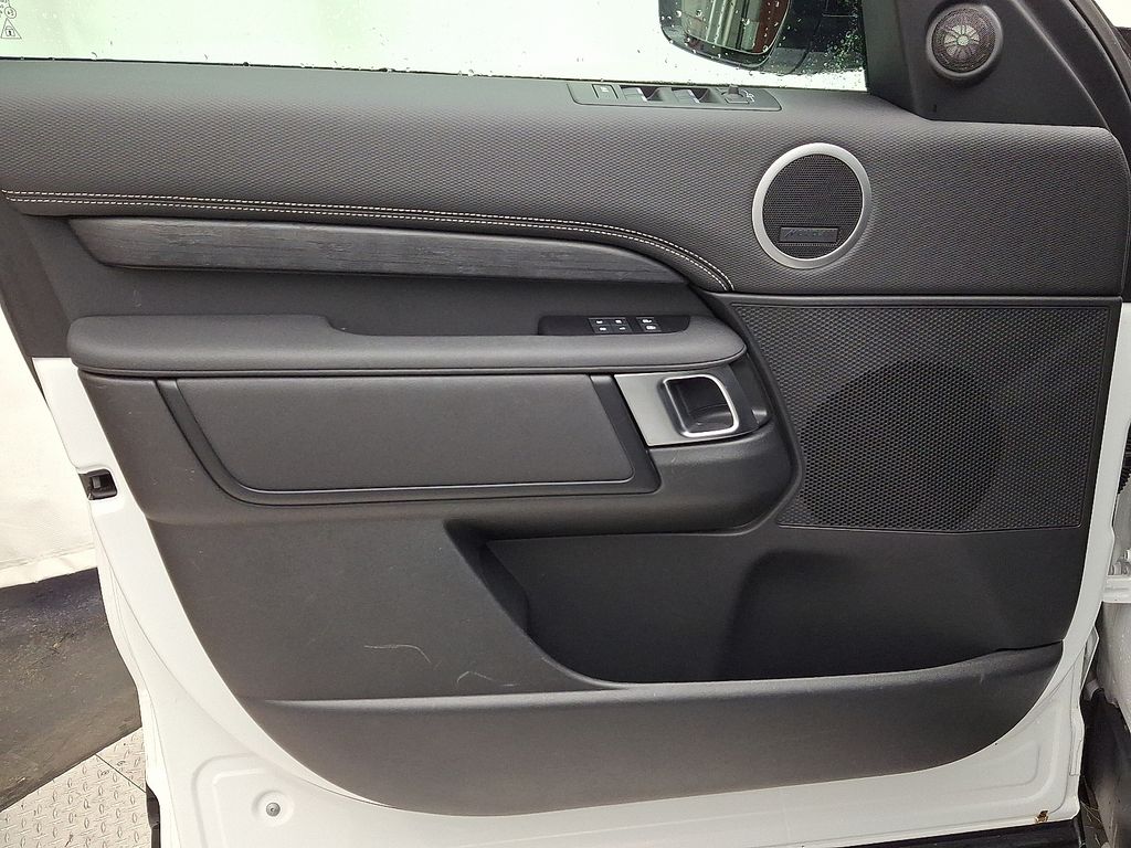 Thumbnail: 2023 Land Rover Discovery - 13