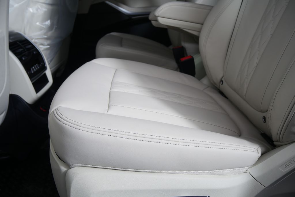 Thumbnail: 2026 BMW X7 - 15