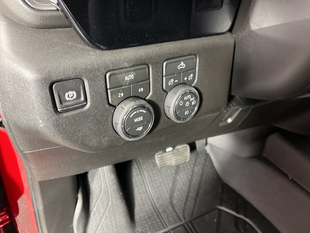 Thumbnail: 2026 Chevrolet Silverado 1500 - 27