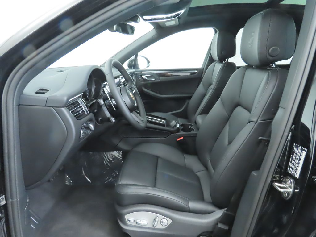 Thumbnail: 2025 Porsche Macan - 5