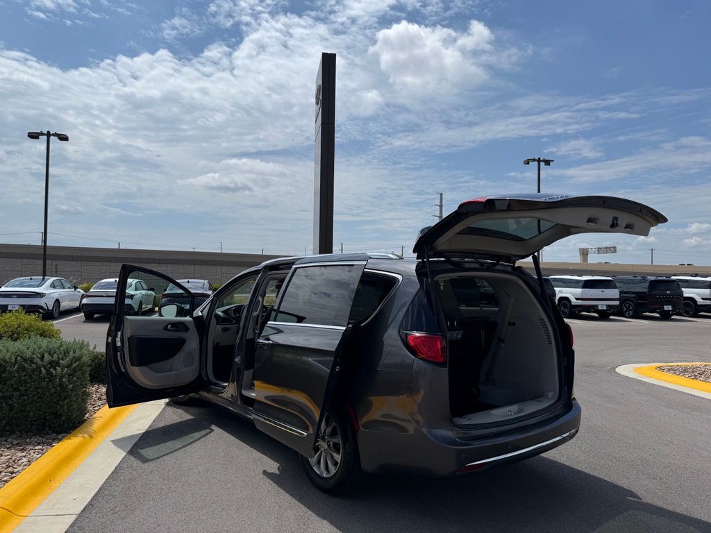 Thumbnail: 2018 Chrysler Pacifica - 18