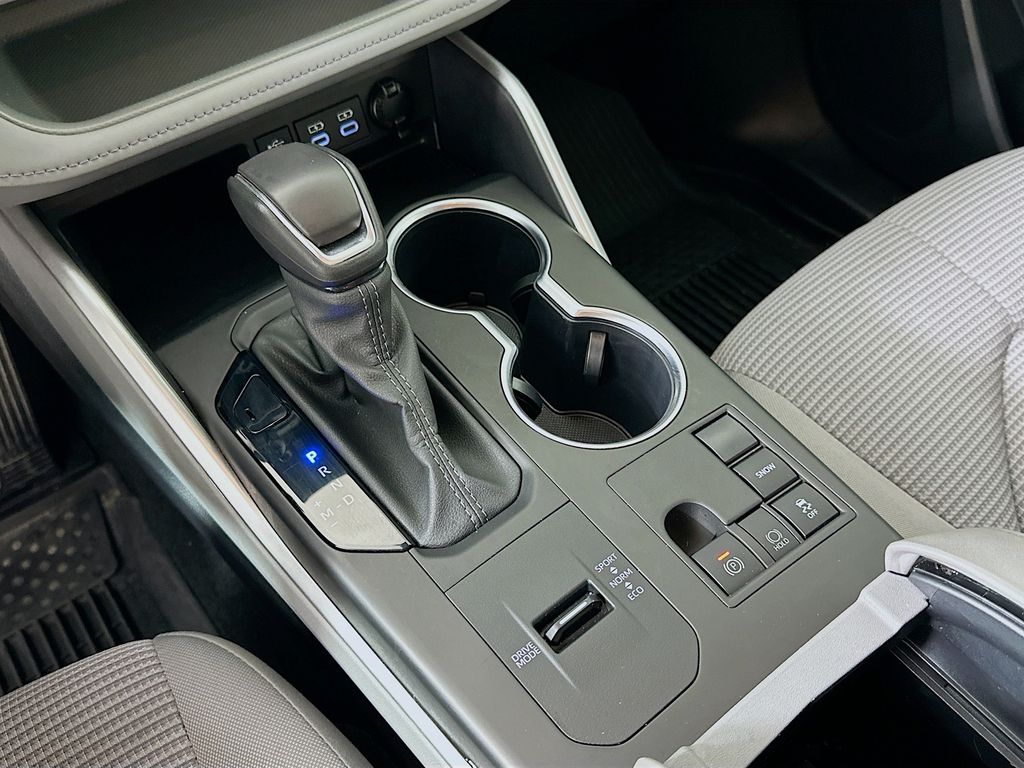 2024 Toyota Highlander LE 16