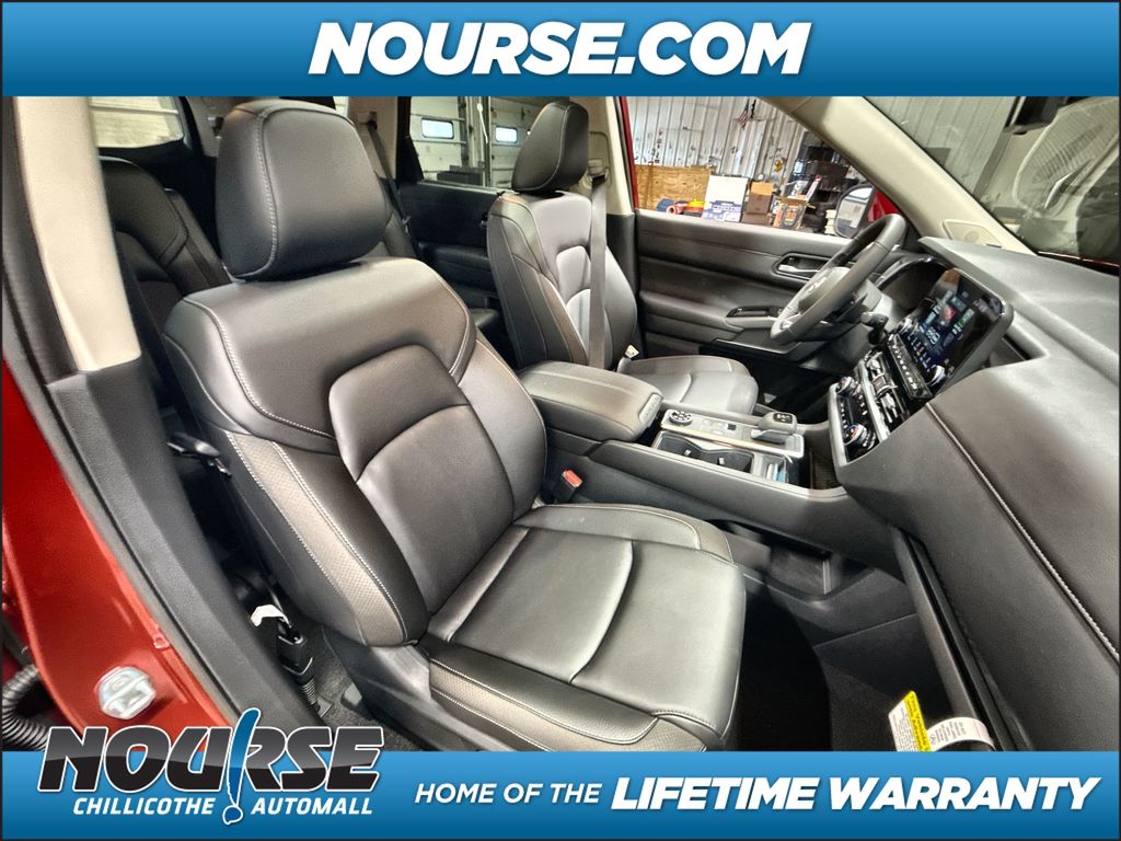 2025 Nissan Pathfinder SL photo