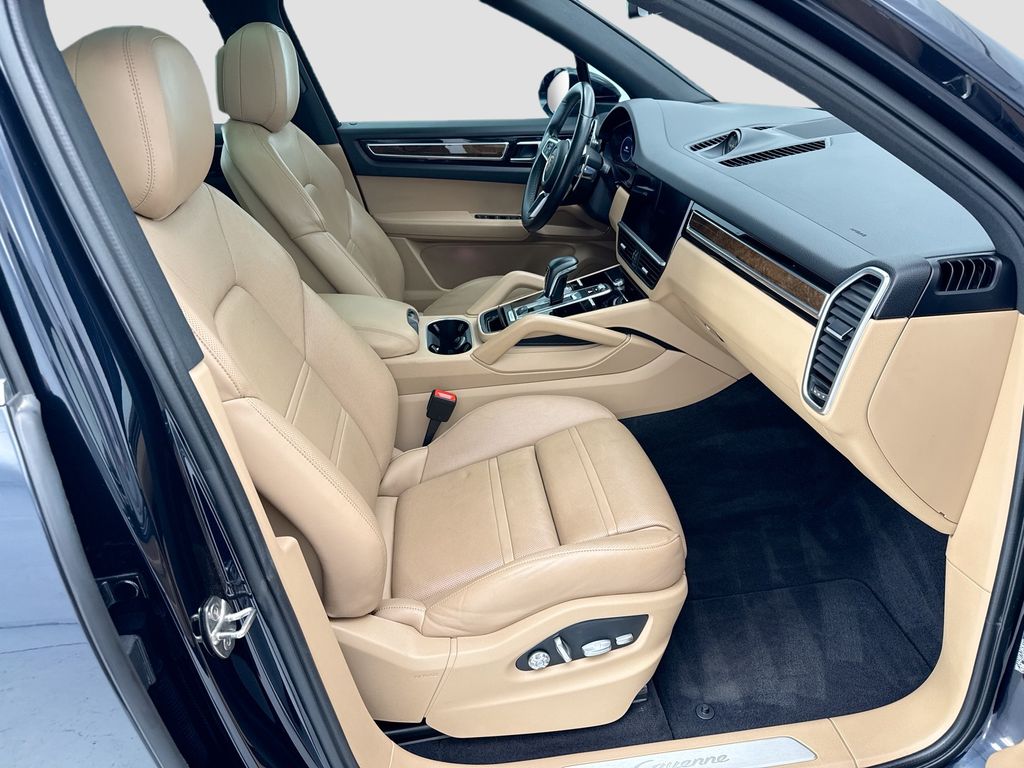 Thumbnail: 2020 Porsche Cayenne - 19