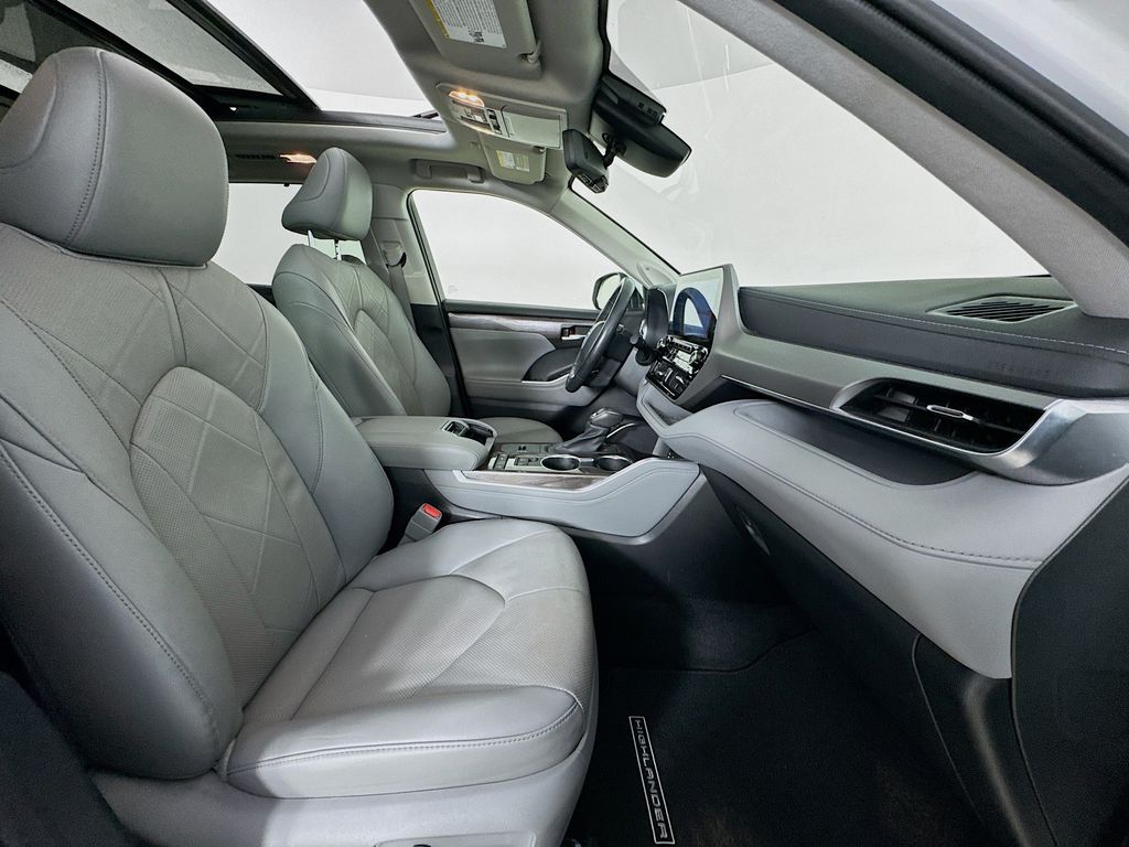 Used Car 2022 Toyota Highlander  Platinum For Sale Under $50,000 In Austin, Texas