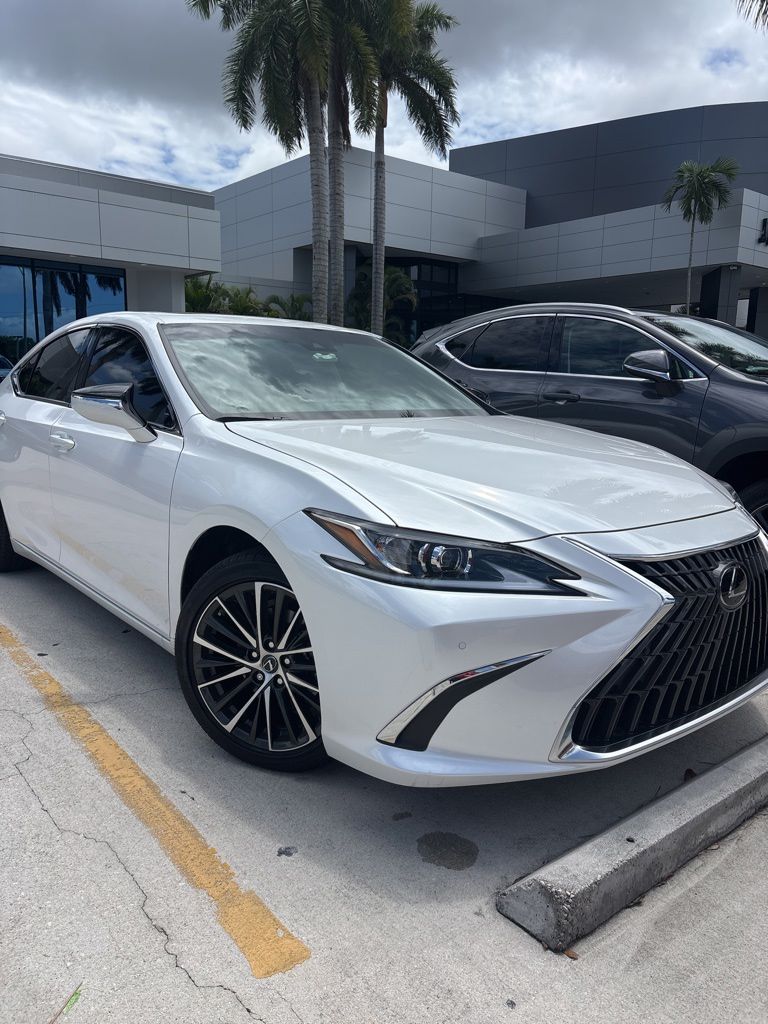 2025 Lexus ES 350 350's photo