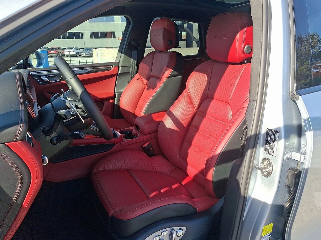 Thumbnail: 2026 Porsche Macan - 5