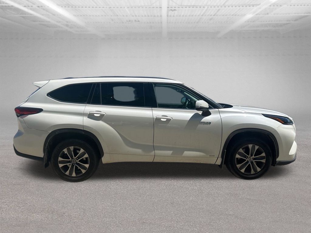 2021 Toyota Highlander Hybrid XLE White at Klick Lewis Buick Chevrolet