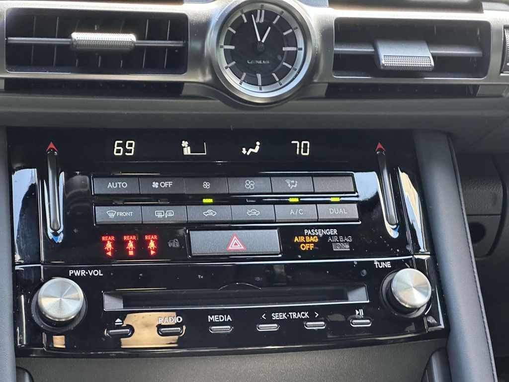 2023 Lexus IS 300 21